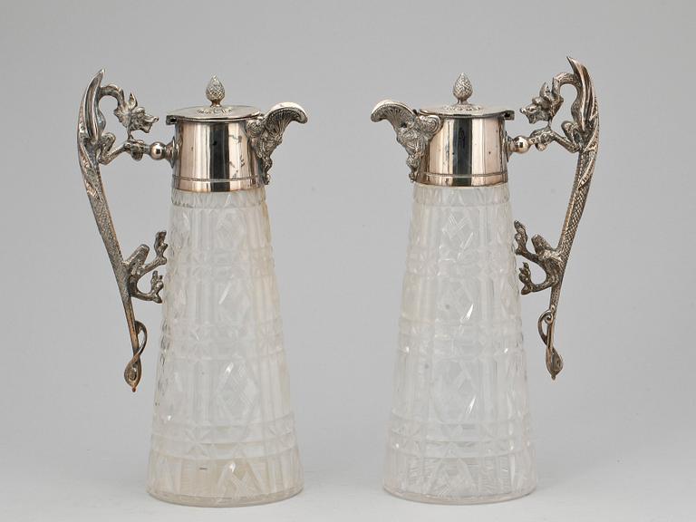 KANNOR, ett par, nysilver, glas, 1900-talets början.