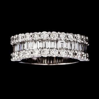 RING, 18k vitguld med briljant och baguettslipade diamanter, 2.06 ct. Vikt 9,2 g.