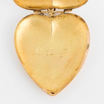 An 18K gold big heart pendant.