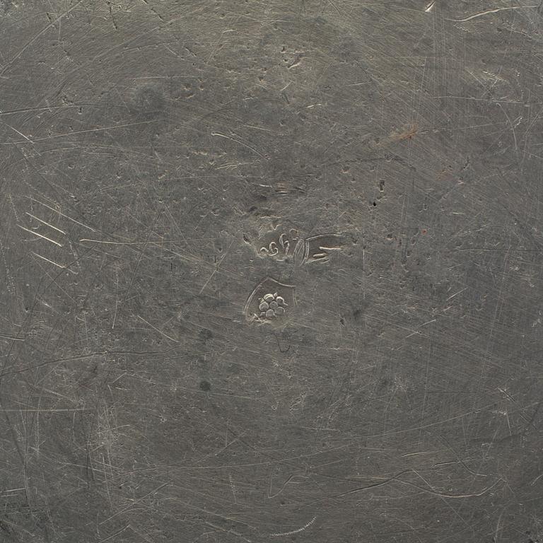 TENNFAT, 3 st. Otydliga stämplar, troligen Tyskland, 1700-tal/1800-talets början.