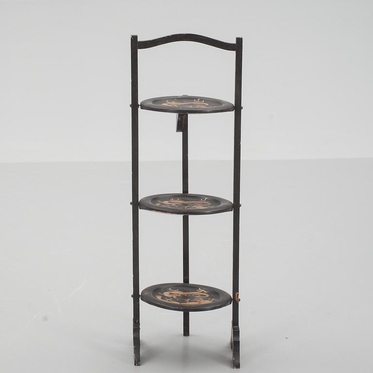 CAKESTAND, kinesiserande. 1900-tal.