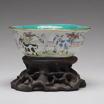 A famille rose bowl, Qing dynasty, circa 1900.