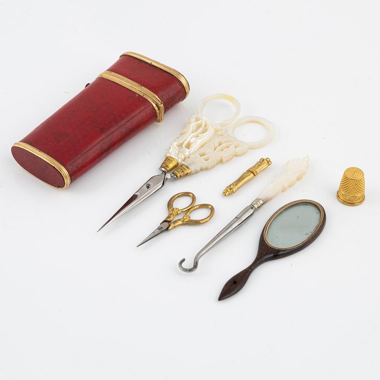 Necessär med utensilier, samt sytillbehör, 1800-tal.