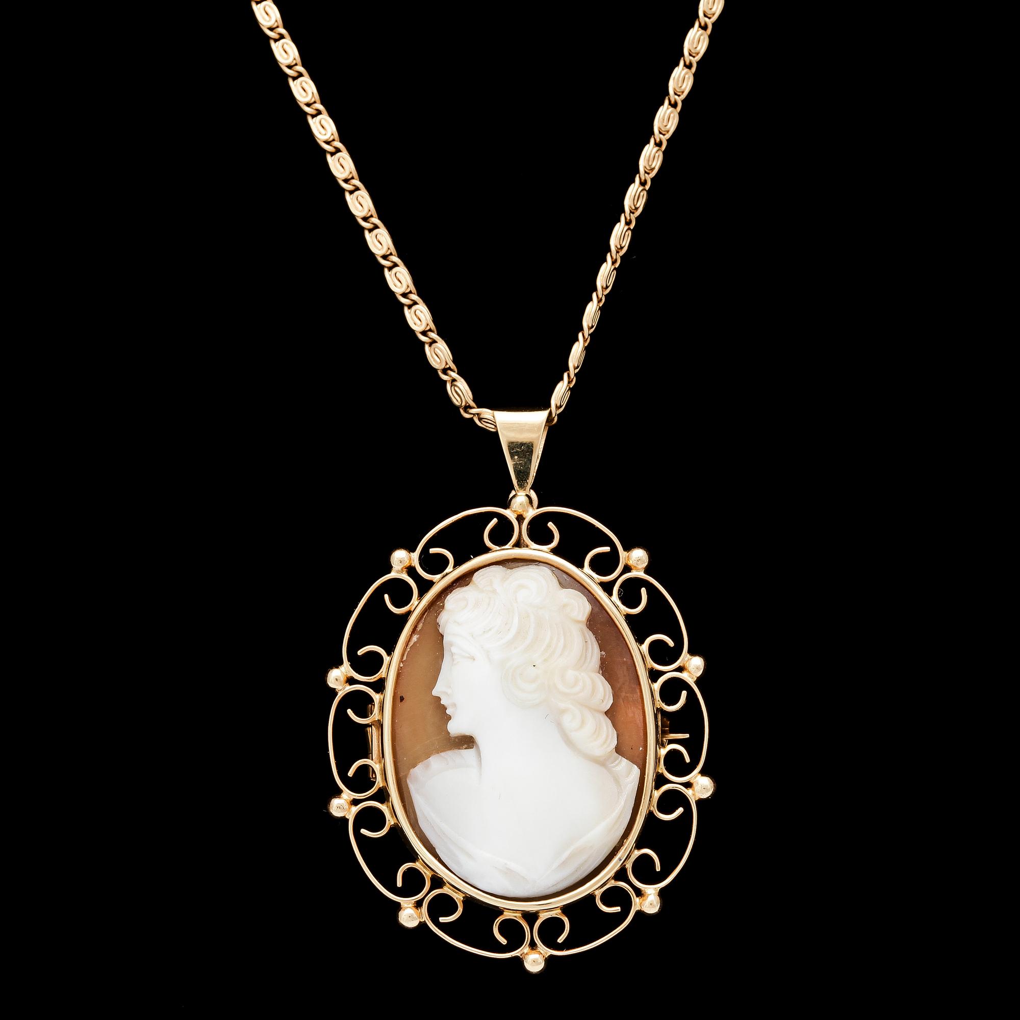 HÄNGE, 18 k guld med snäckskalskamé, Stockholm, 1951. Tot ca 11 g.