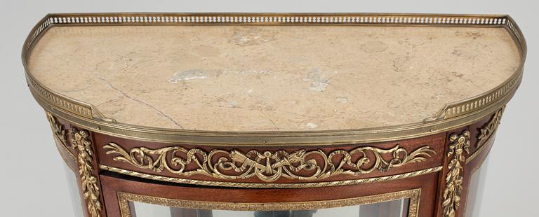 VITRINSKÅP, Louis XVI-stil, 1900-talets andra hälft.