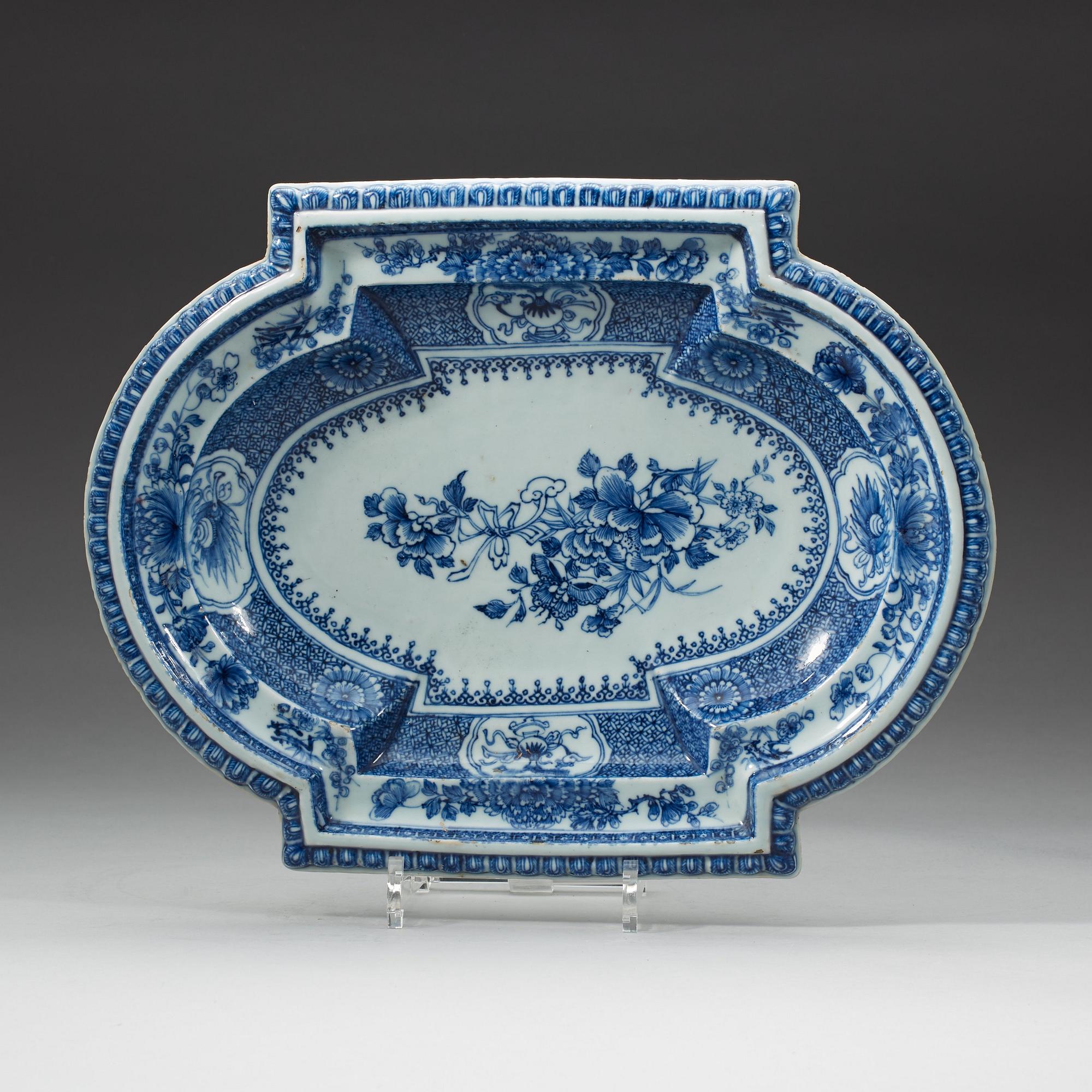 A blue and white dish with cover, Qing dynasty, Yongzheng (1723-35).