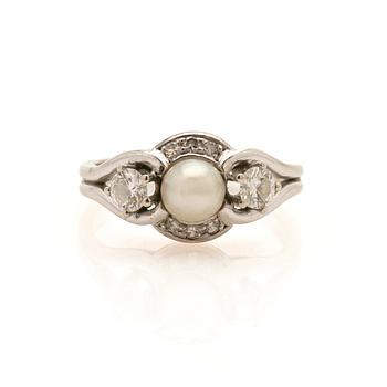 Ring, 18k,  med pärla och briljanter.