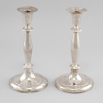 LJUSSTAKAR, ett par snarlika, silver, delvis Budapest, 1826 samt 1900-tal. Vikt ca 333 g.