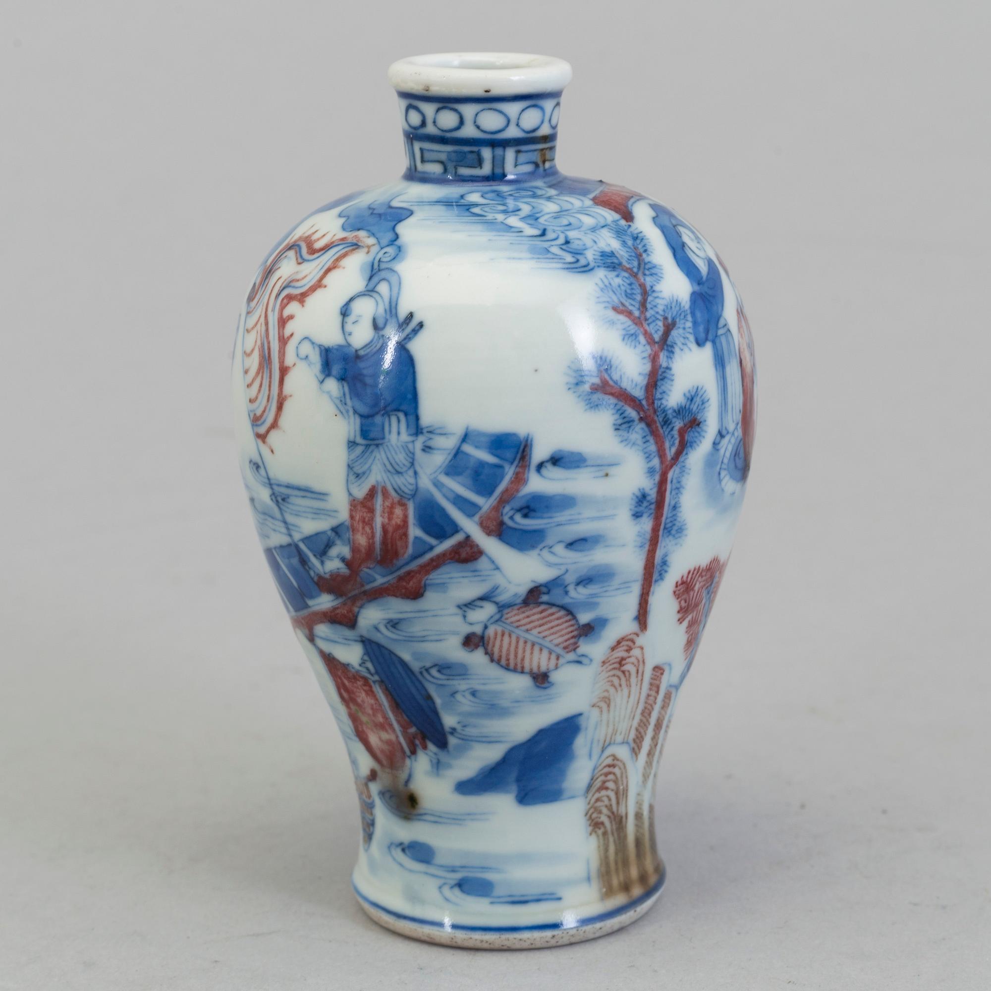 A large and beautiful copper-red and underglazed blue and white porcelain snuff bottle, Qing dynasty, Guangxu (1874-1908.