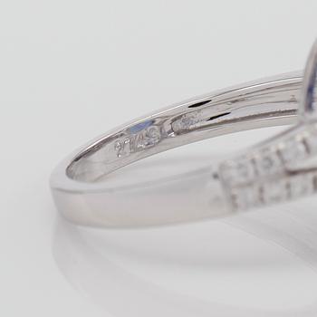 RING, 18K vitguld, safir ca 2.74 ct. och diamanter tot ca 0.39 ct.