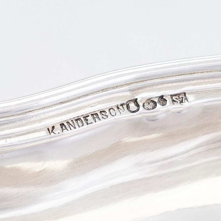 Uppläggningsfat, 4 st, och skålar, 2 st, silver, svenska, danska och finska stämplar 1918-1948, samt försilvrad coaster.