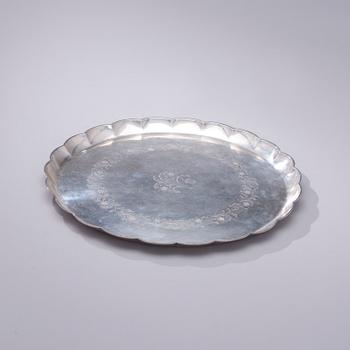 BRICKA, silver, bär finska kontrollstämplar, Oskar Lindroos, Helsingfors 1929. Vikt ca 1260 g.
