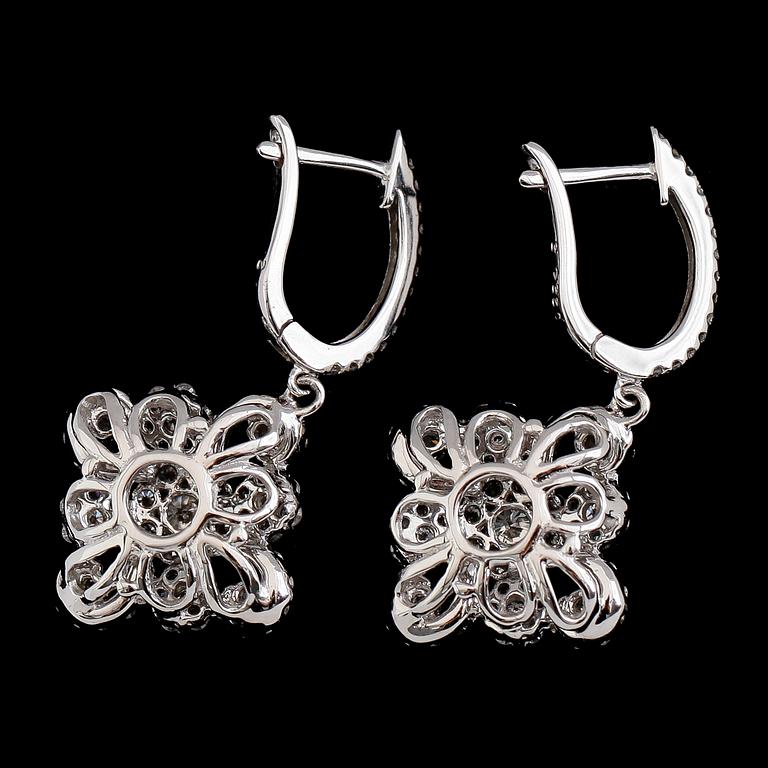 ÖRHÄNGEN, 1 par, 18 k vitguld, briljantslipade diamanter tot ca 1.70 ct.