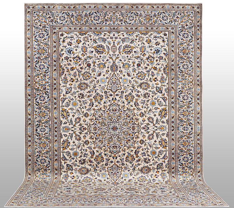 A carpet, Kashan, ca 361 x 253 cm.