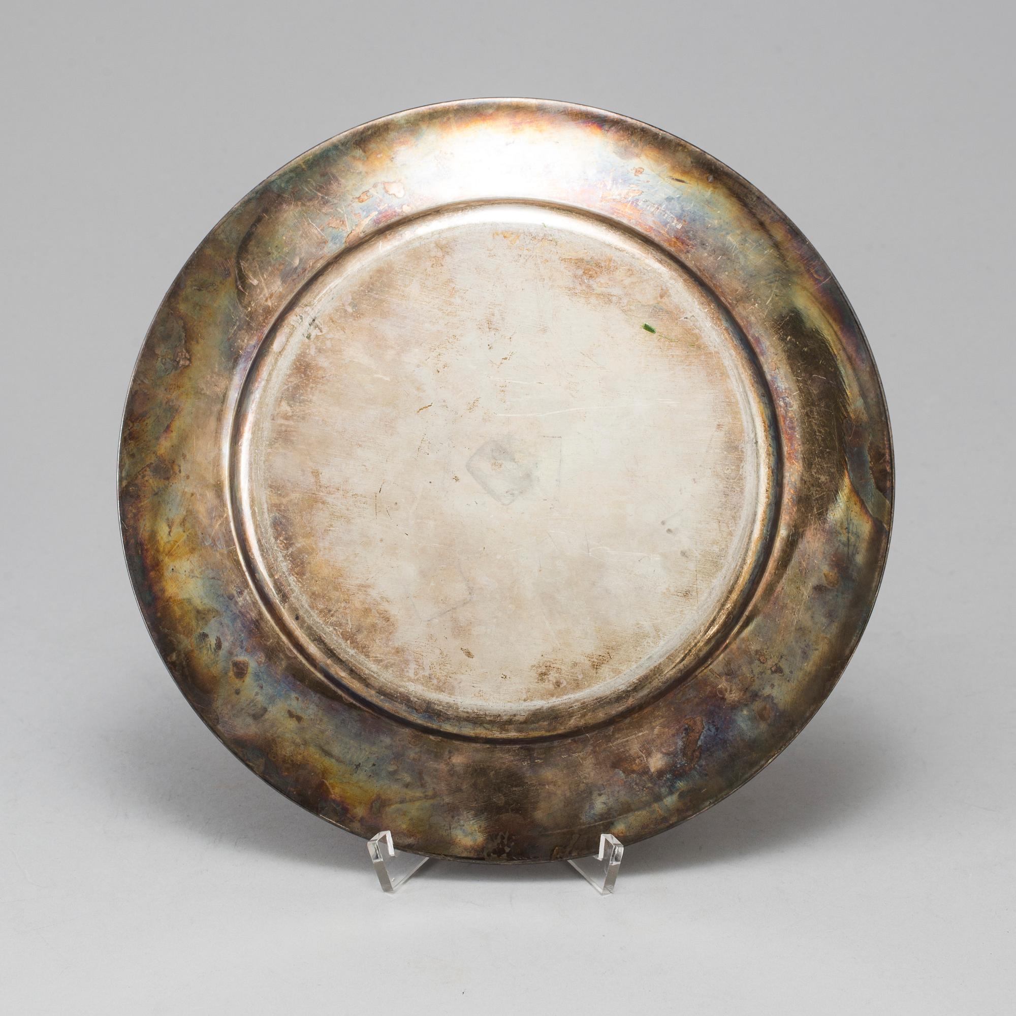 Two silver serving dishes, one marked GAB, Stockholm, Sweden 1944. Total weight 1620 g.