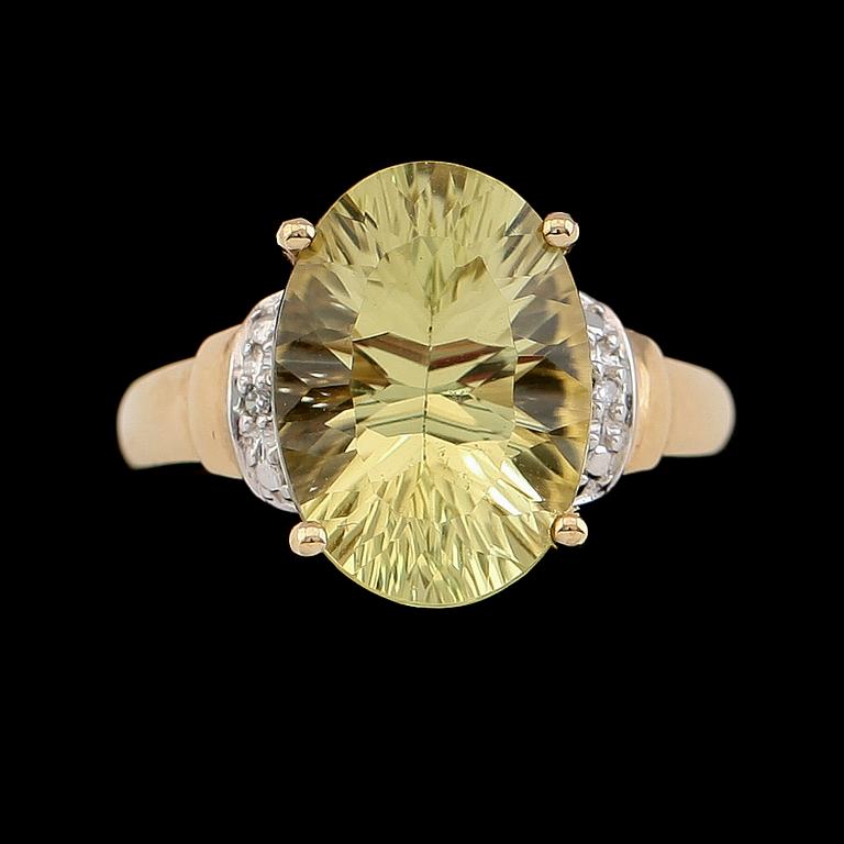 RING, 10K guld, kvartz samt diamanter.