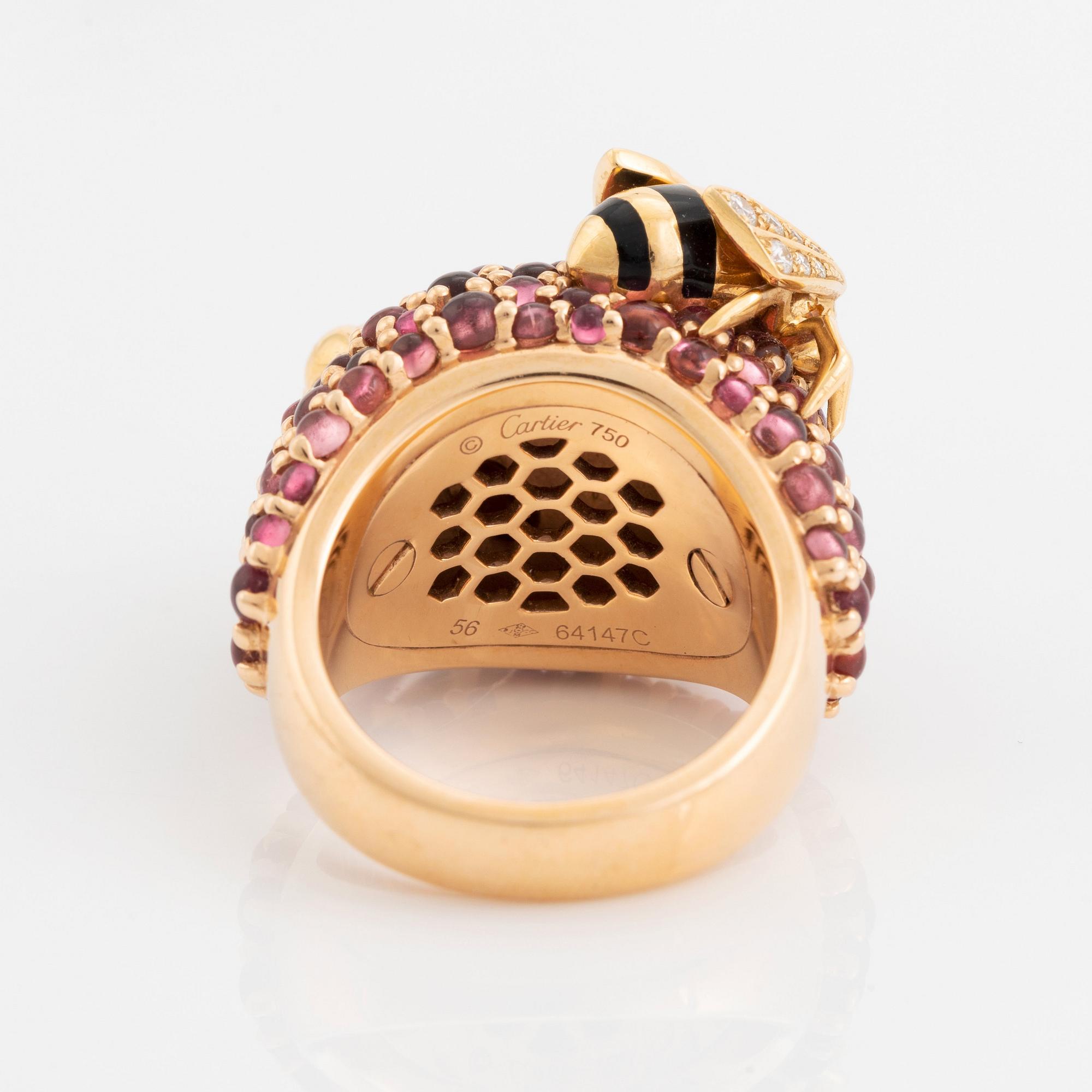 Cartier ring 18K guld och emalj med runda briljantslipade diamanter, safirer och smaragder.