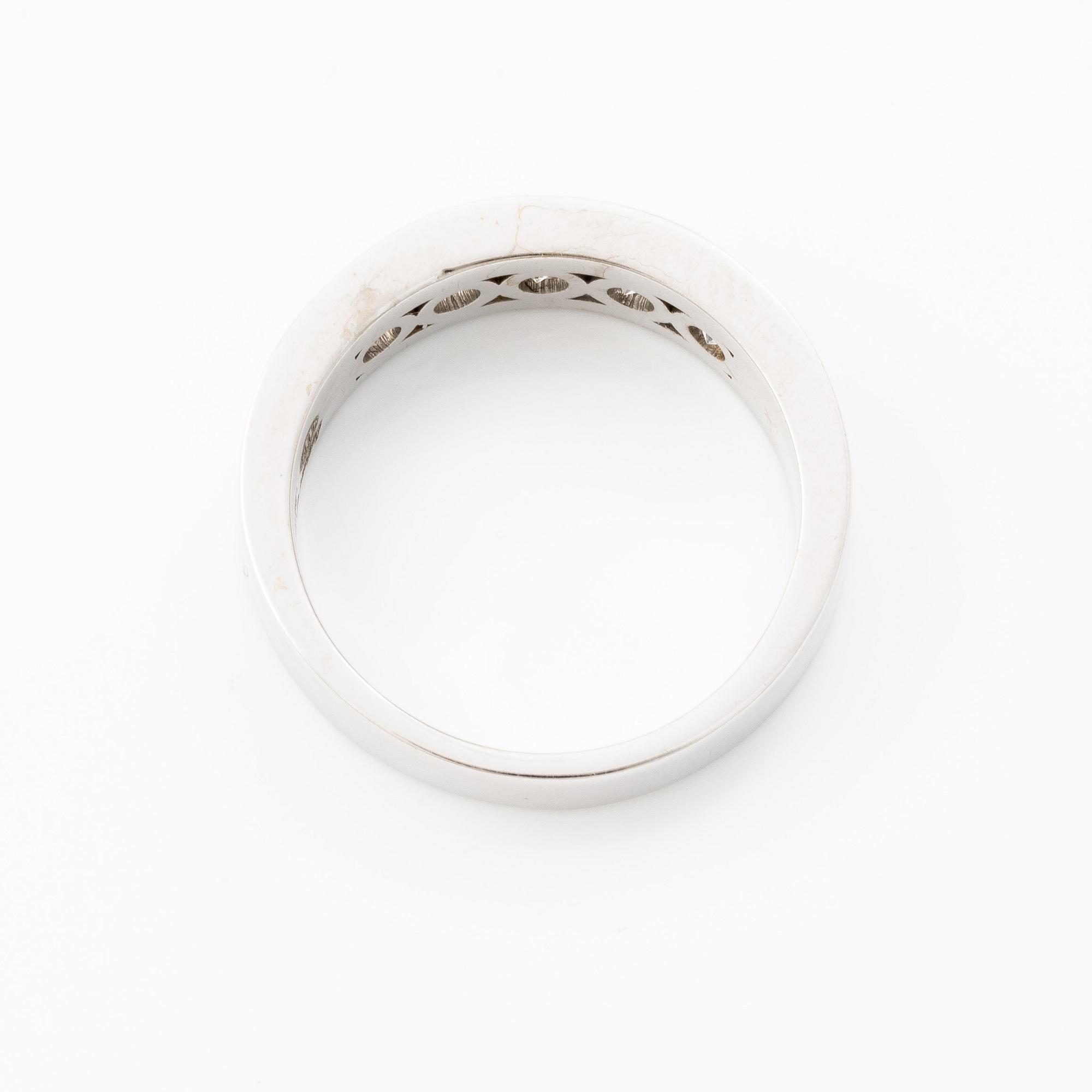 Ring 18K white gold set with round brilliant-cut diamonds.