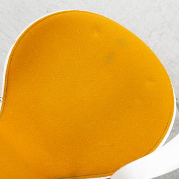 Arne Jacobsen, karmstolar, 4 st, "Sjuan", Fritz Hansen, Danmark, daterade 2001.