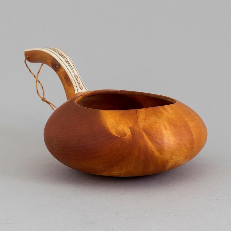 KÅSA SAMT FYRA AMULETTER, sameslöjd, horn och trä, 1900-tal.