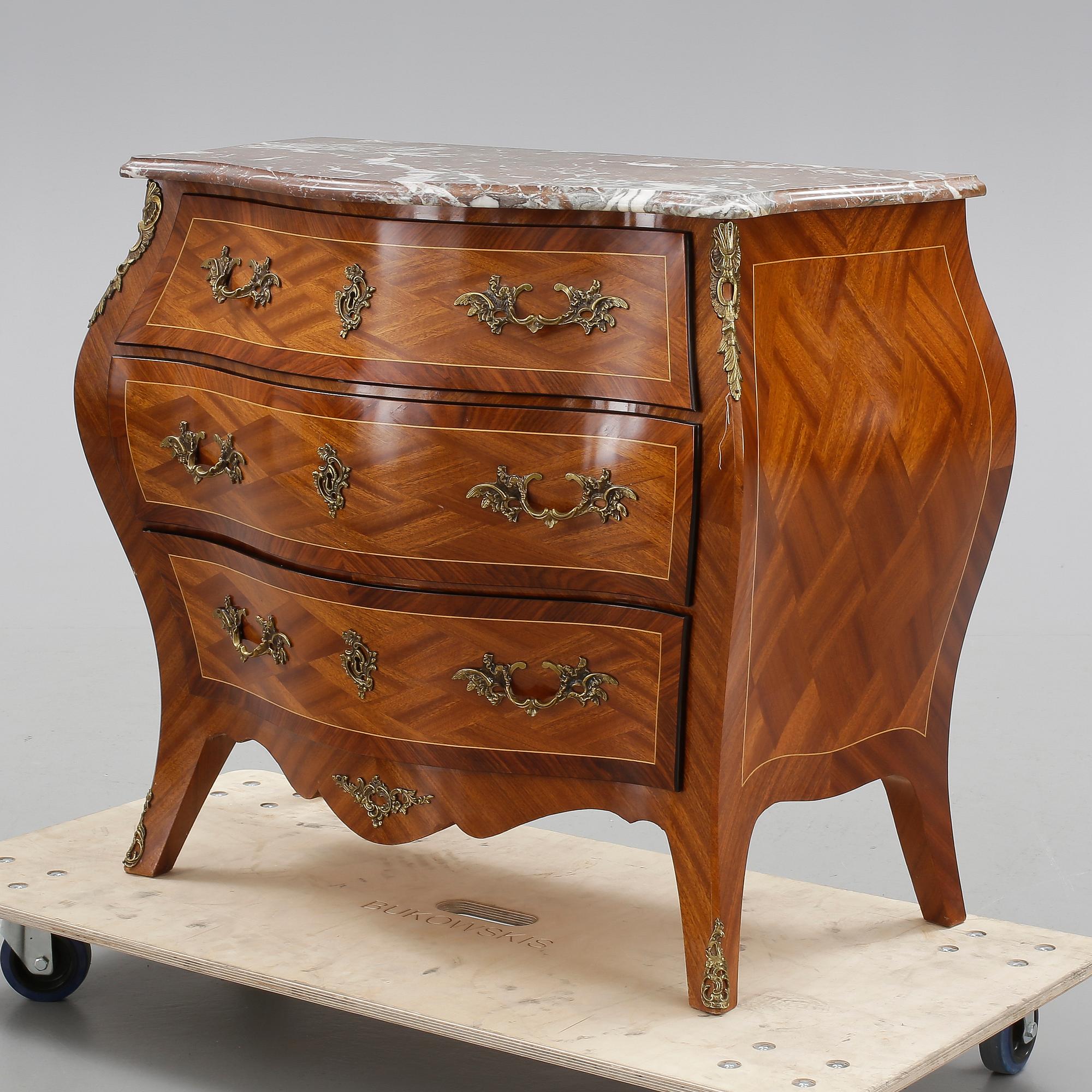 BYRÅ, rokokostil, 1900-talets mitt.