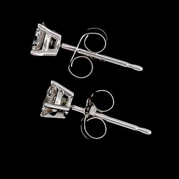 ÖRHÄNGEN, 1 par, 14K vitguld, briljantslipade diamanter tot ca 0.40 ct.