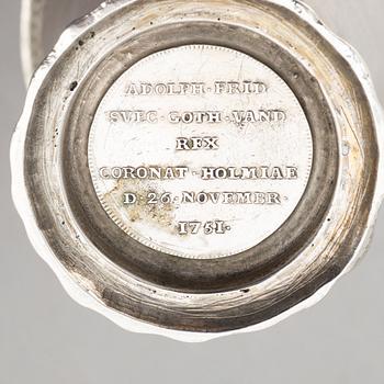 Bägare, silver, Sverige 1700-tal, med kastmynt från Adolf Fredriks kröning.