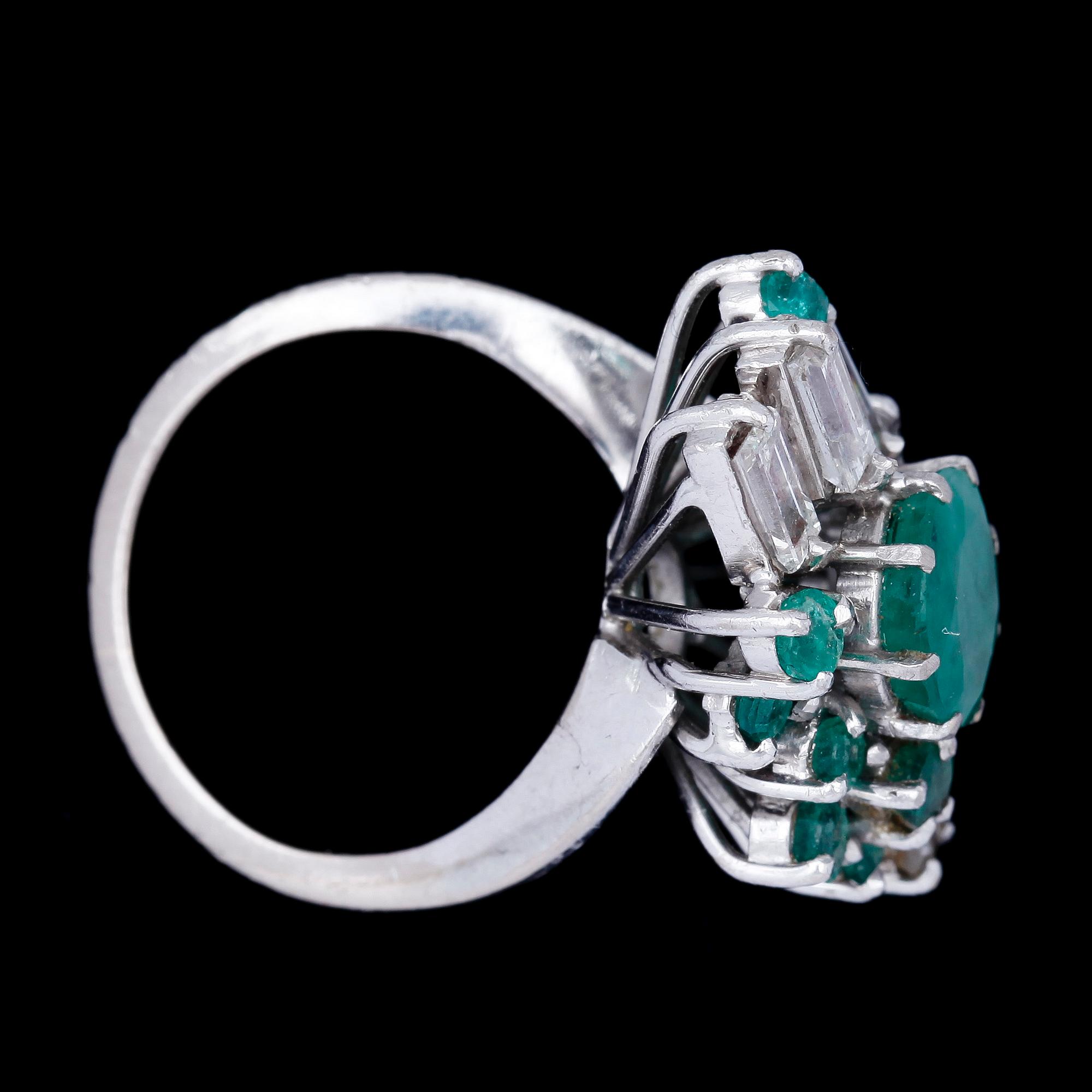 RING, vitguld 18k, smaragder samt briljanter. 1900-talets andra hälft. Vikt ca 6 g.