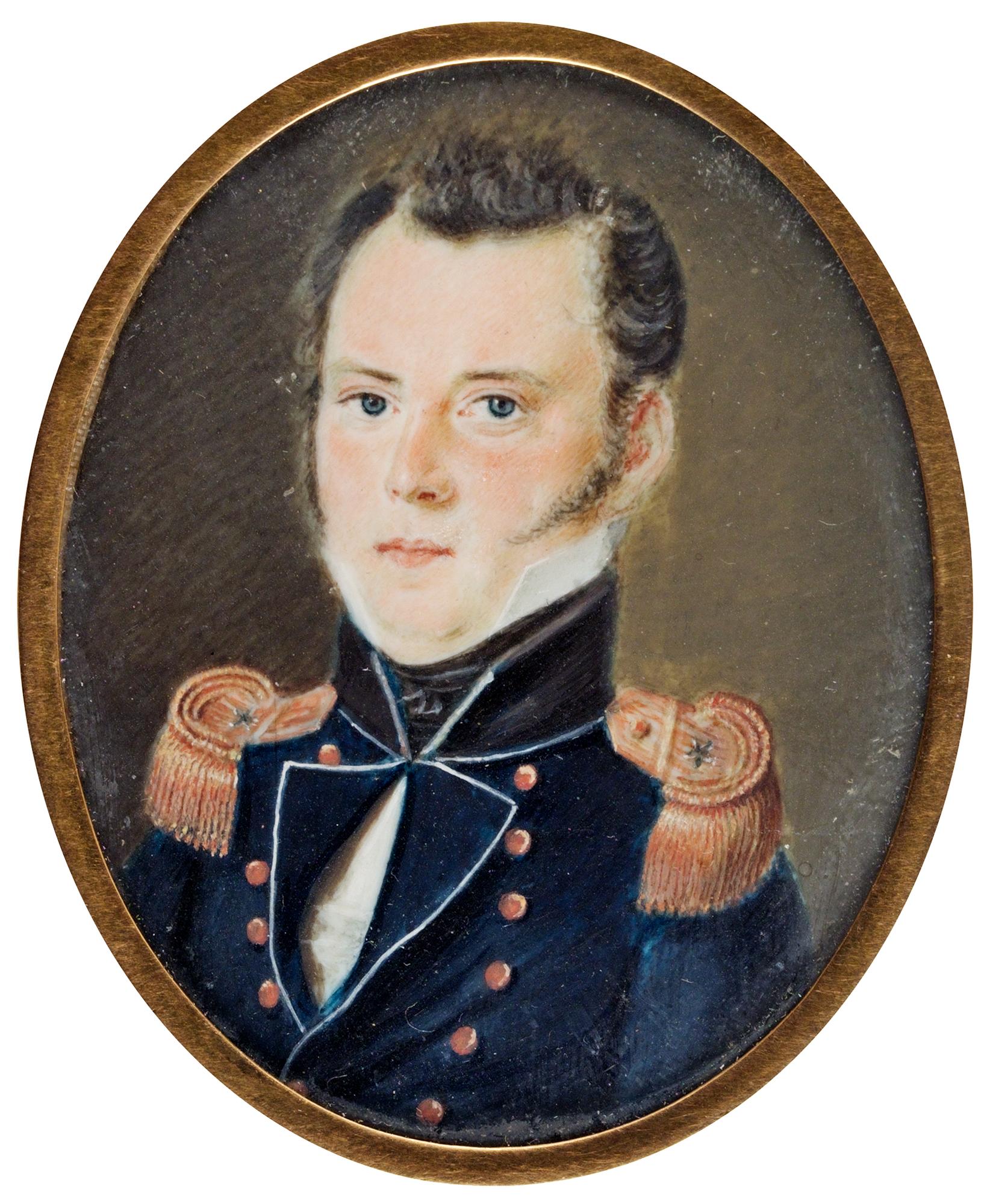 Marinofficer med epåletter.
