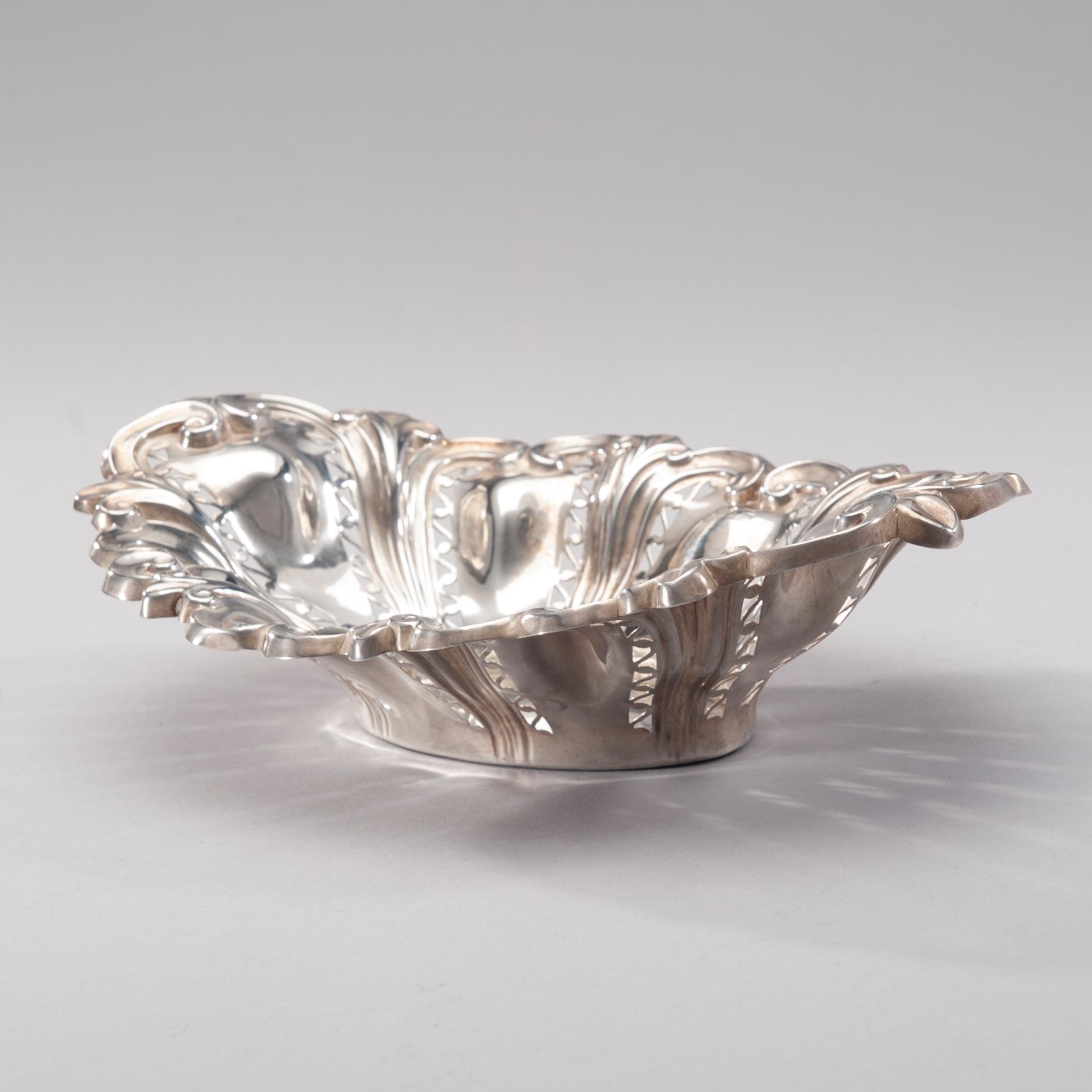 SKÅL silver, London 1897, bär finska kontrollstämplar. Vikt ca 264,5 g.