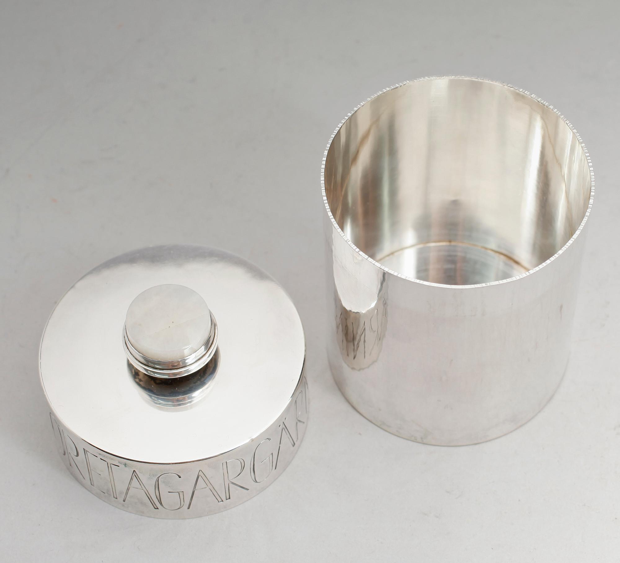 DOSA, silver, Kerstin Öhlin, 1974. Vikt ca 375 g med lockets träinsats.