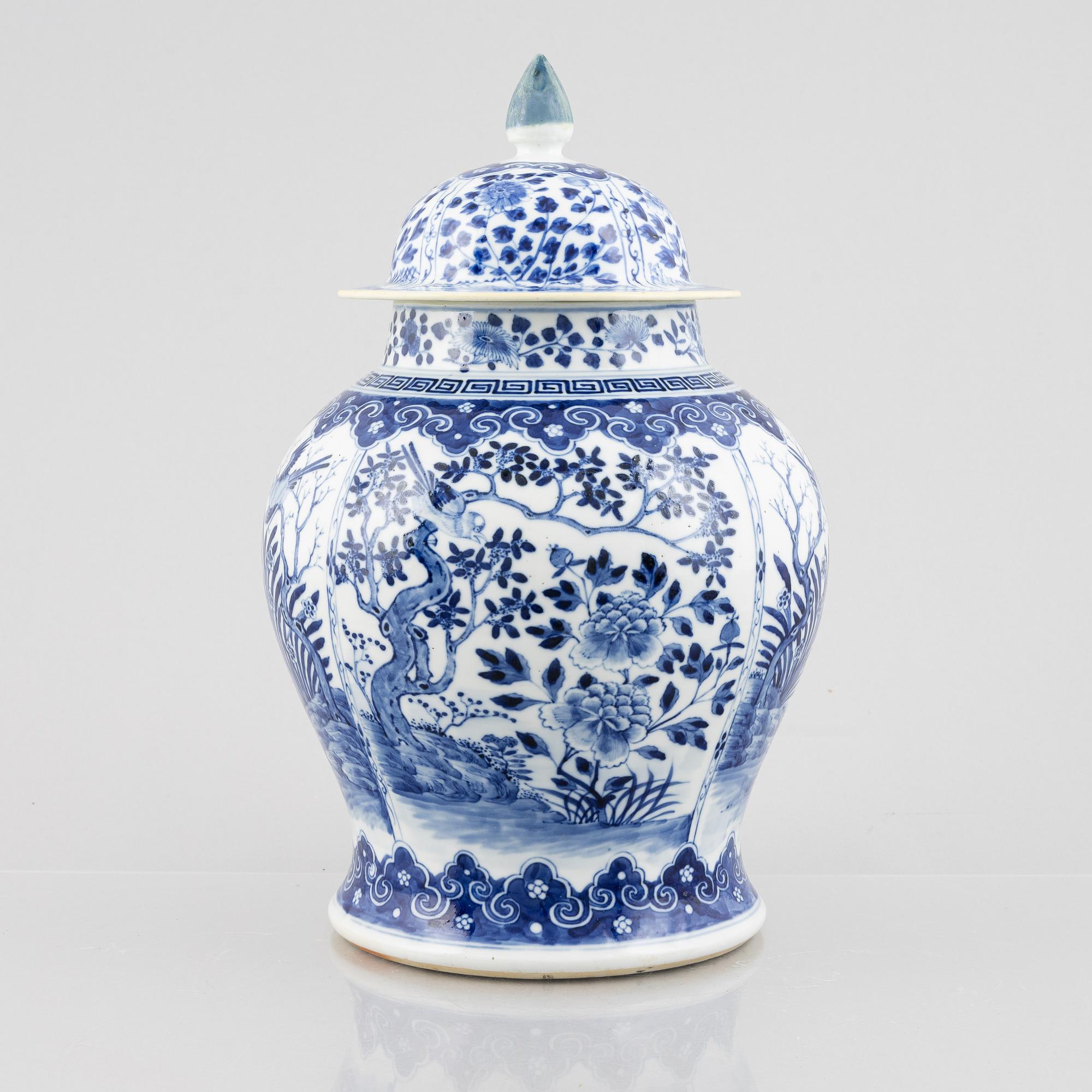 A Chinese porcelain urn with cover, late Qing dynasty, early 20th century.