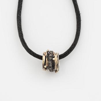 Collier, By Birdie, svart textil med hänge silver med rosenslipade diamanter.