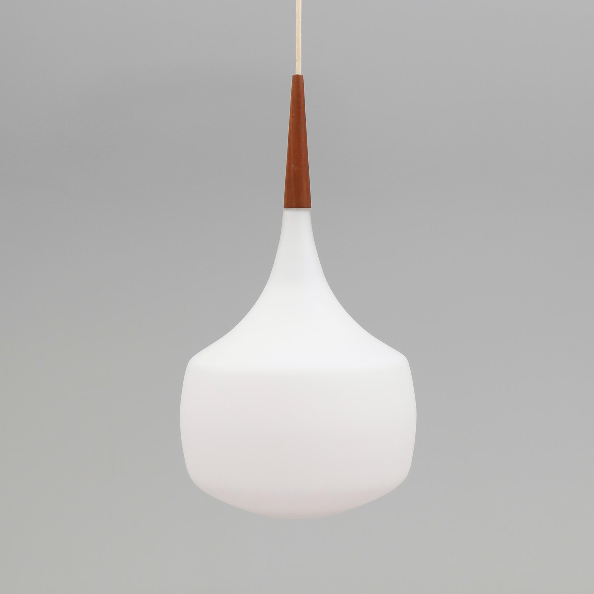 TAKLAMPA, Luxus, Vittsjö, 1900-talets andra hälft. Höjd ca 45 cm.