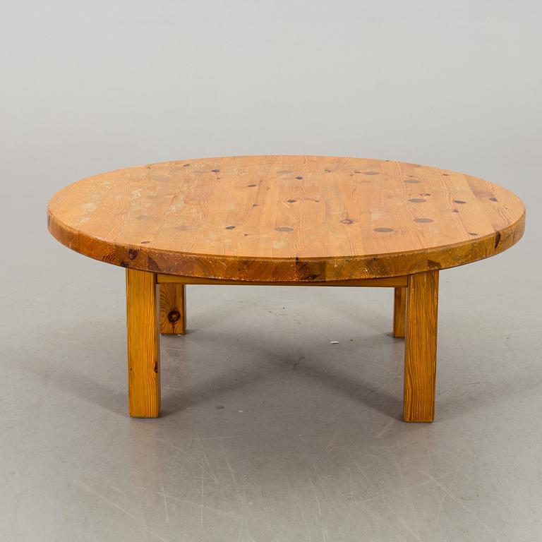 A PINE WOOD COFFEE TABLE. SECOND HALF OF 20TH CENTURY.