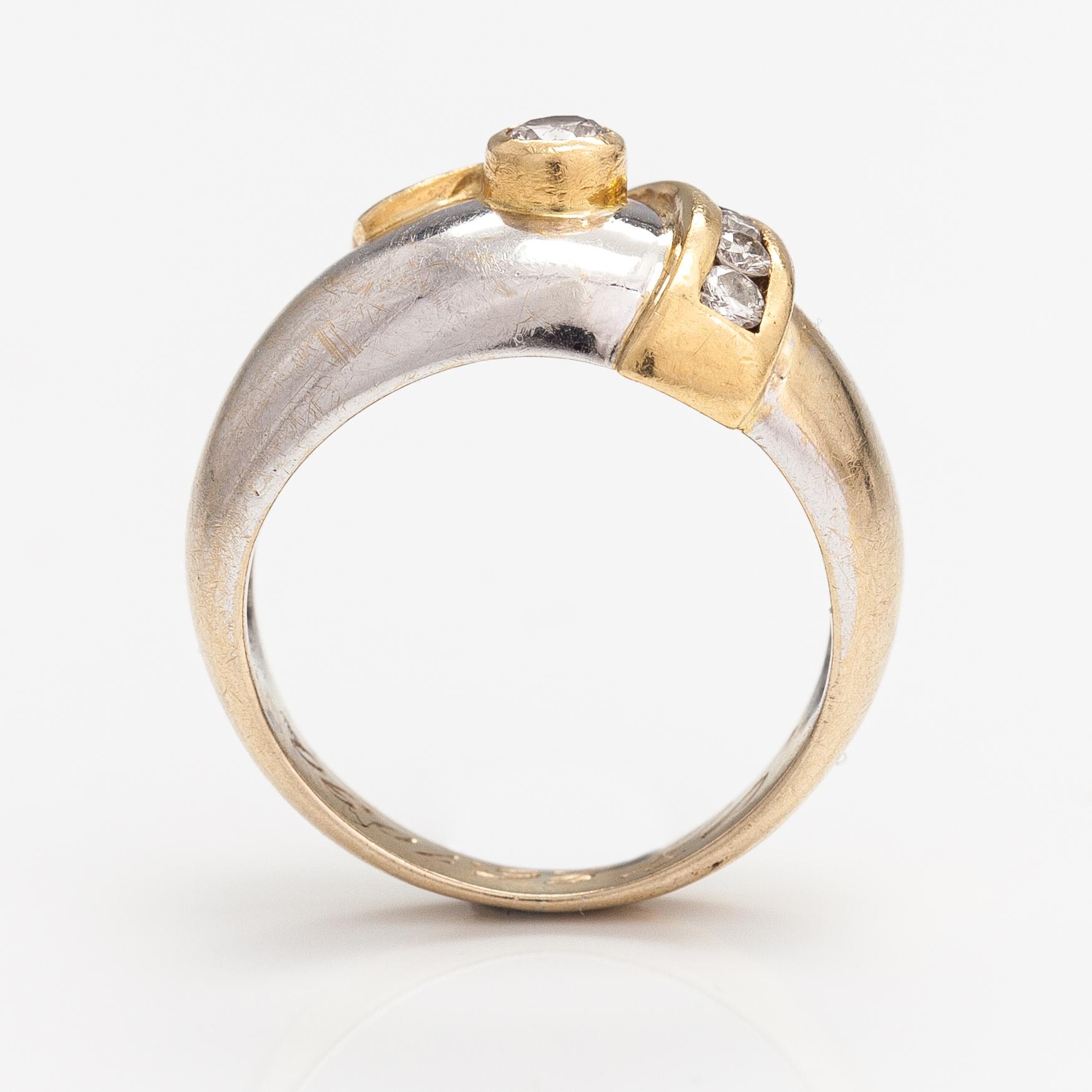 An 18K gold ring with diamonds ca. 0.21 ct in total.