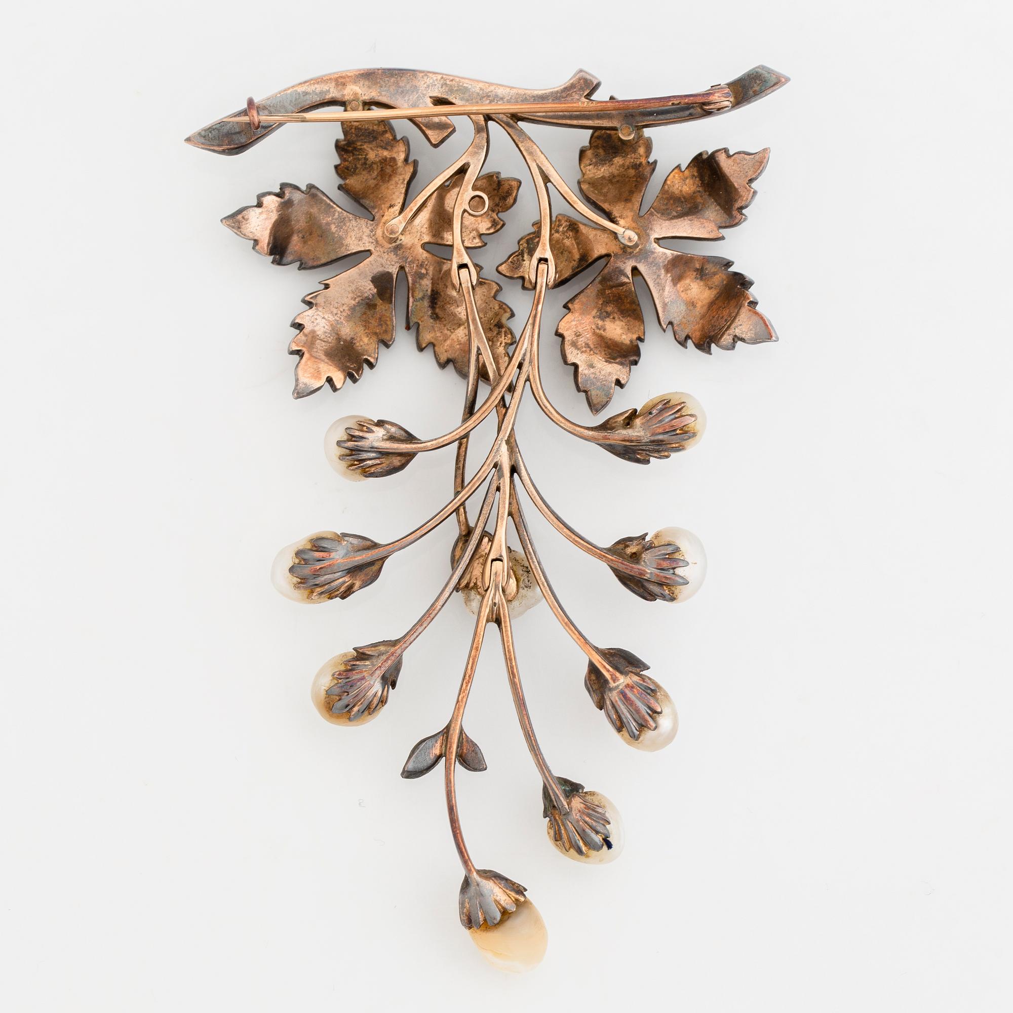 Brosch blomma med rosenslipade diamanter och pärlor.