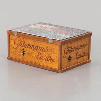 TRÅDRULLESKÅP och MÄTSTICKA, Gütermanns Sysilke.