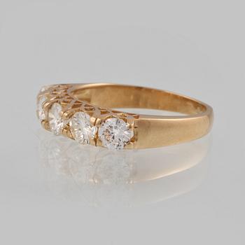 RING, 18K guld med 5 briljantslipade diamanter ca 1.15 ct. Vikt 3,7 gram.