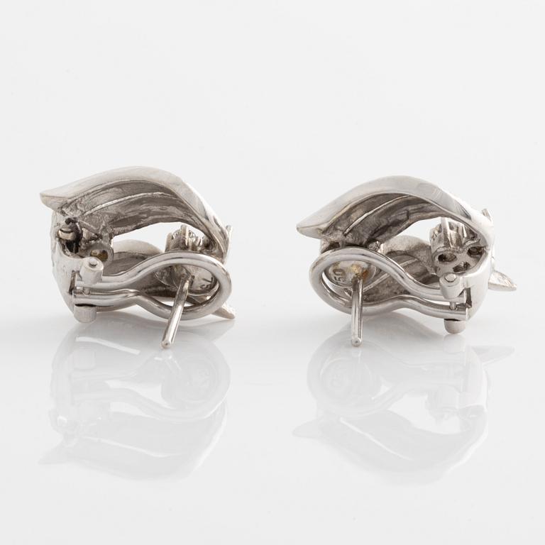 A pair of earrings in 18K white gold with round brilliant-cut diamonds.
