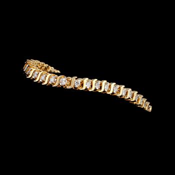 ARMBAND, 14k guld med briljantslipade diamanter, totalt ca 3.43 ct, utländska stämplar. Vikt 15 g.