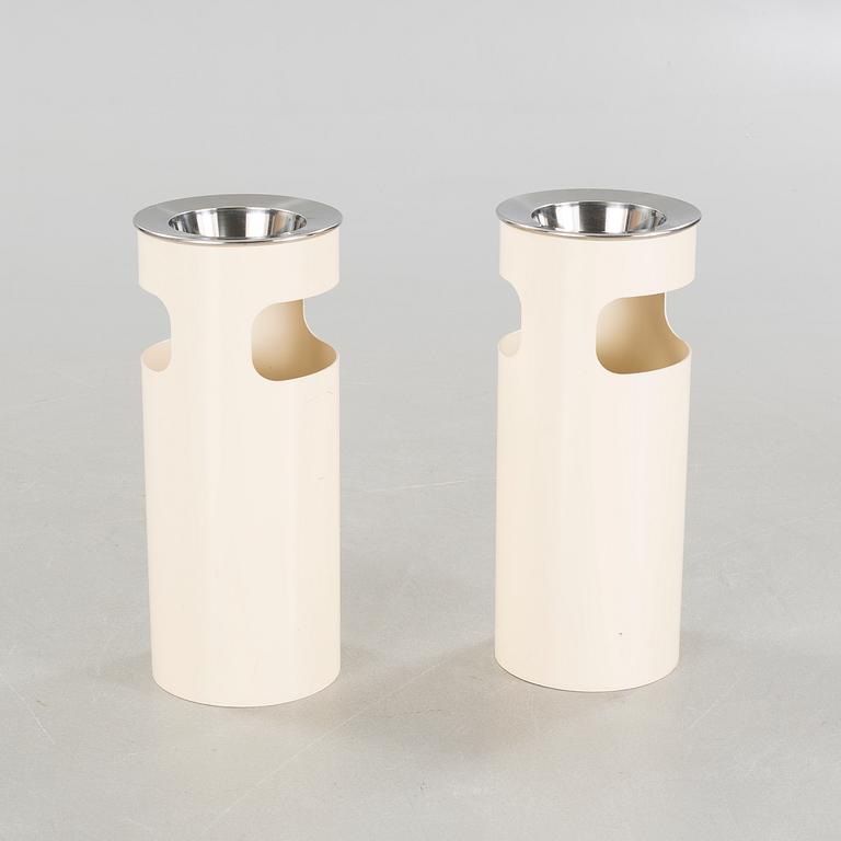 A pair of trash cans with ash trays, designed by G. Colombini for Kartell, 20th cenutry.