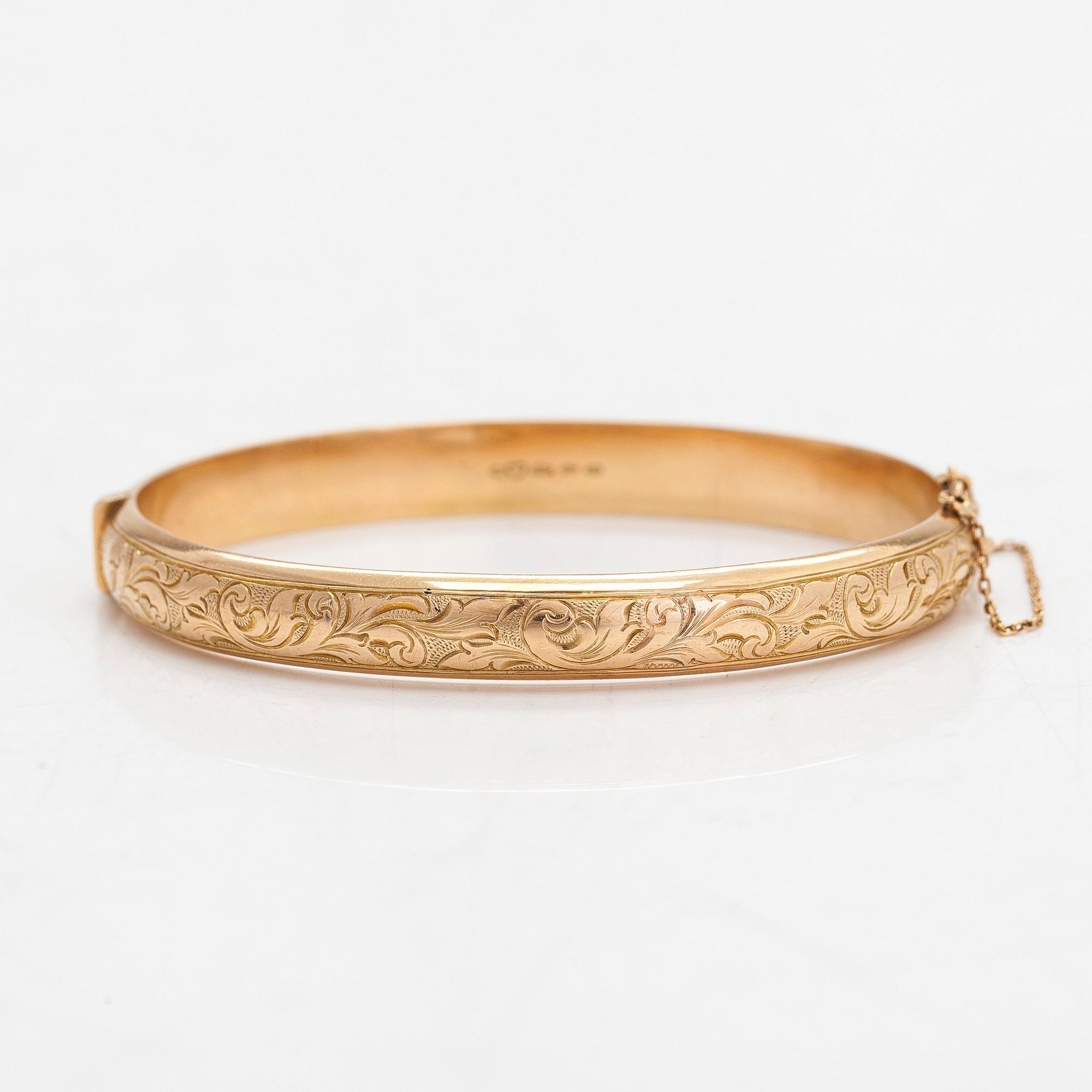 A 14K gold bangle, engraved decoration, Suomen Kultaseppä Oy, Turku 1947.