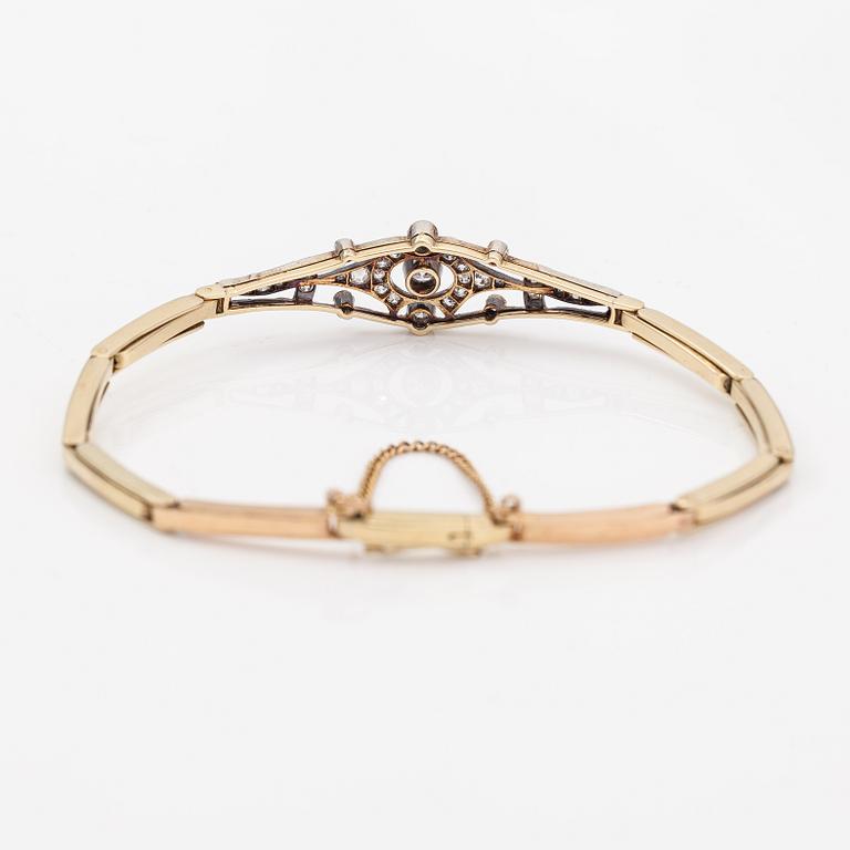 A 14K gold bracelet with old-cut and rose-cut diamonds ca. 1.00 ct in total. St. Petersburg, turn of the 20th century.