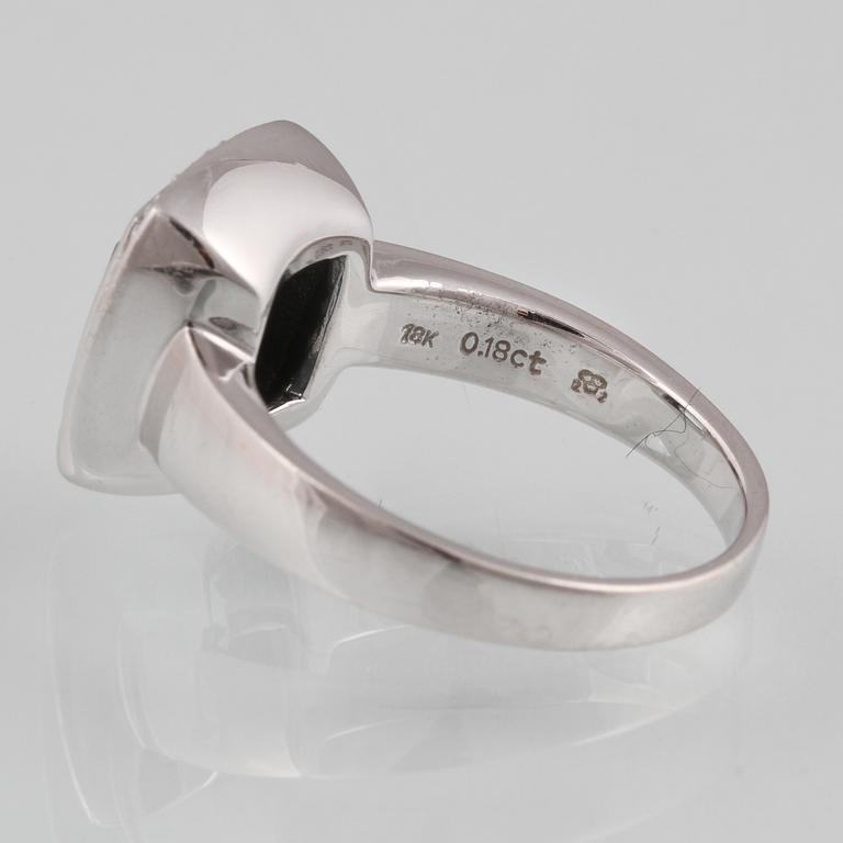 RING, 18K vitguld med fasettslipad blå topas samt 36 briljantslipade diamanter, ca 0.18 ct. Vikt 8,2 gram.