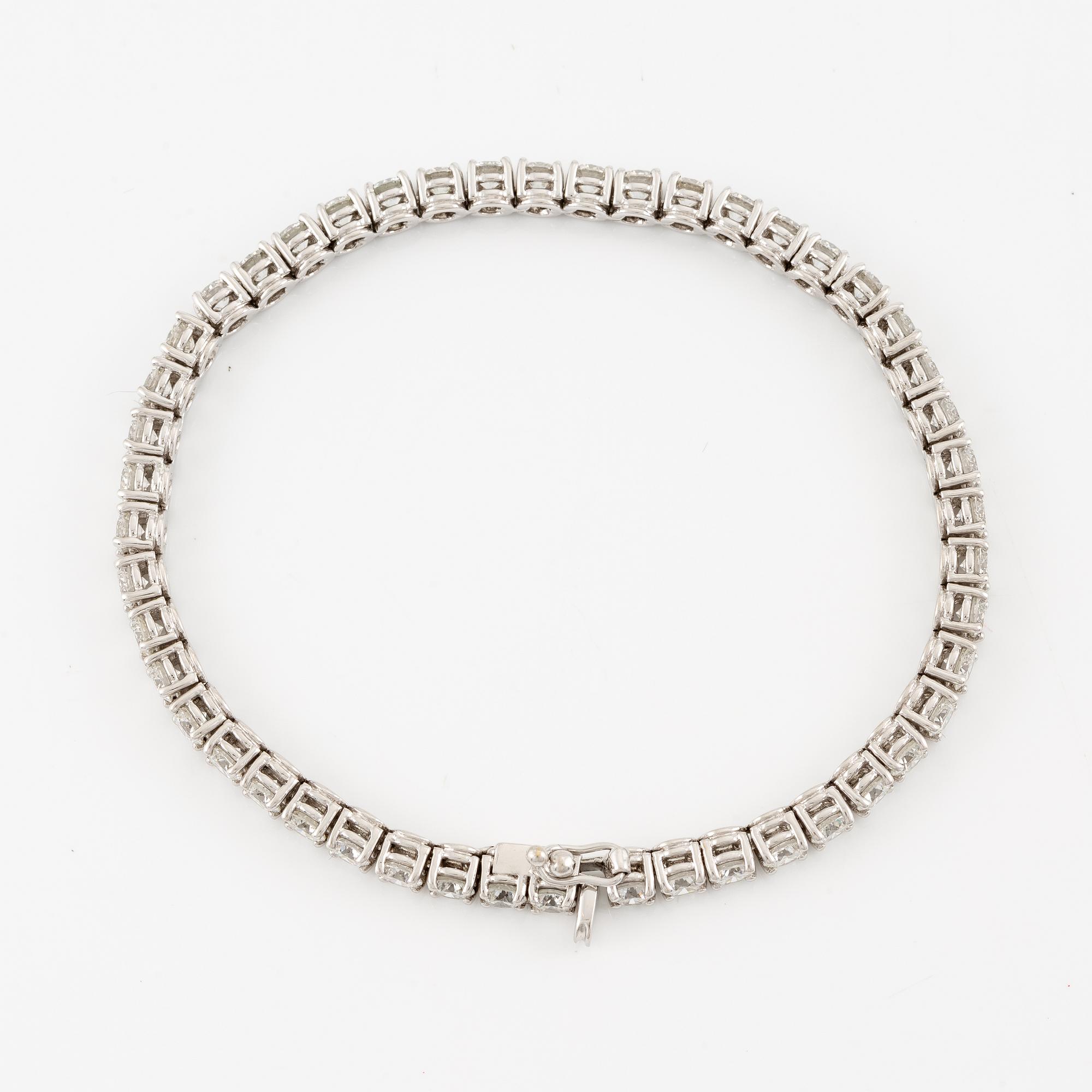 A tennis bracelet 18K white gold with round brilliant-cut diamonds.