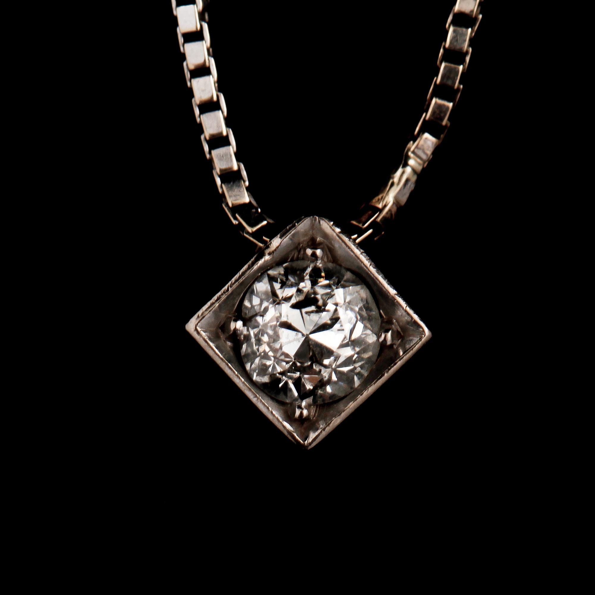 HÄNGE, 18k vitguld med äldre briljantslipad diamant, importstämplat, omkring 1900-talets tredje kvartal. Vikt 3 g.