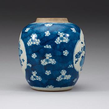 A blue and white jar, Qing dynasty, Kangxi (1662-1722).