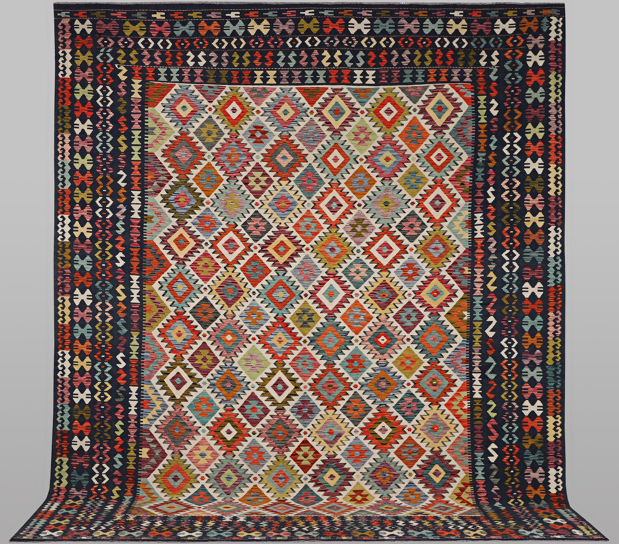 Matta, Kelim, ca 391 x 303 cm.