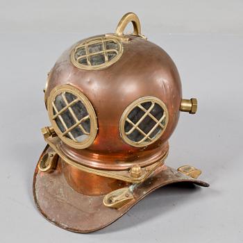 DYKARHJÄLM, modell, 1900-tal.